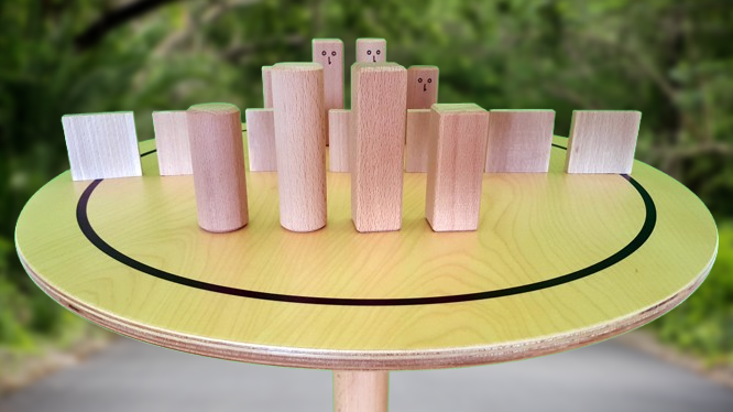 www.systembrett.at · Systembrett-Artikel · „Systembrett rund” mit einem Durchmesser von 50 Zentimeter inklusive 24 unbehandelten Holzfiguren aus massiver Buche www.systembrett.at · Systembrett-Artikel · „Systembrett rund” mit einem Durchmesser von 50 Zentimeter inklusive 24 unbehandelten Holzfiguren aus massiver Buche