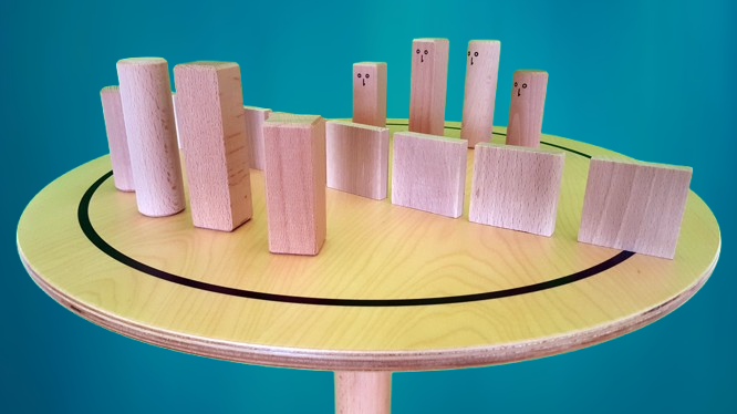 www.systembrett.at · Systembrett-Artikel · „Systembrett rund” mit einem Durchmesser von 50 Zentimeter inklusive 24 unbehandelten Holzfiguren aus massiver Buche www.systembrett.at · Systembrett-Artikel · „Systembrett rund” mit einem Durchmesser von 50 Zentimeter inklusive 24 unbehandelten Holzfiguren aus massiver Buche